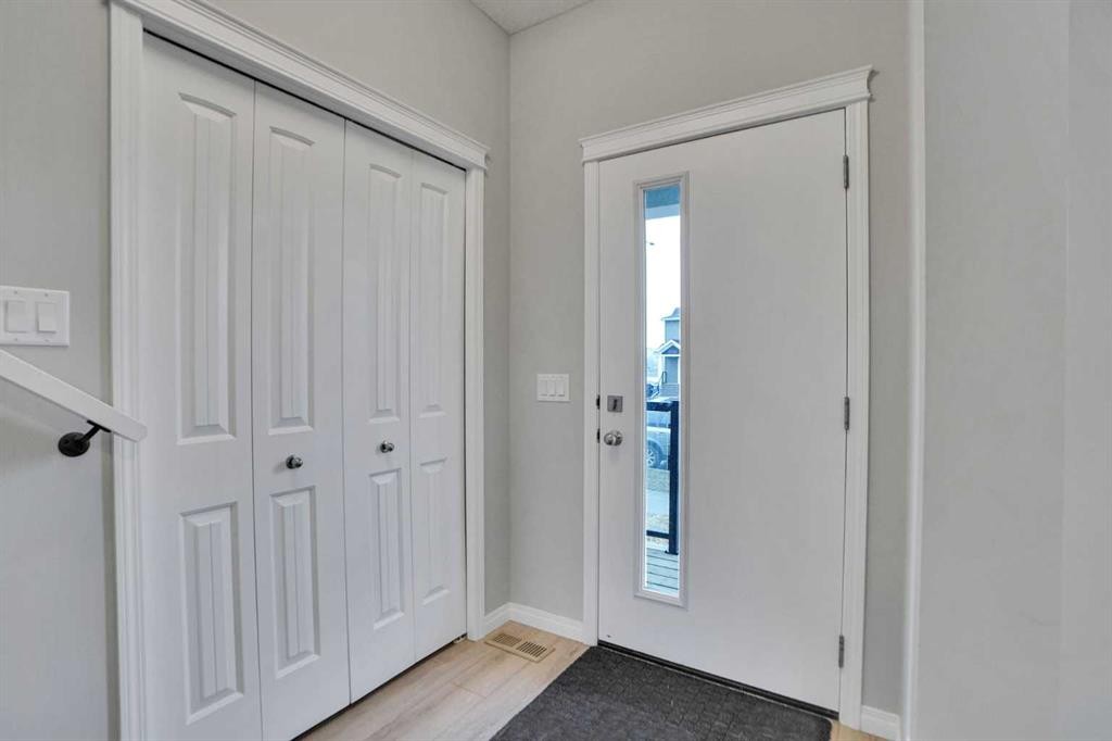 667 Wolf Willow Boulevard Se, Calgary, AB - Indoor Photo Showing Other Room