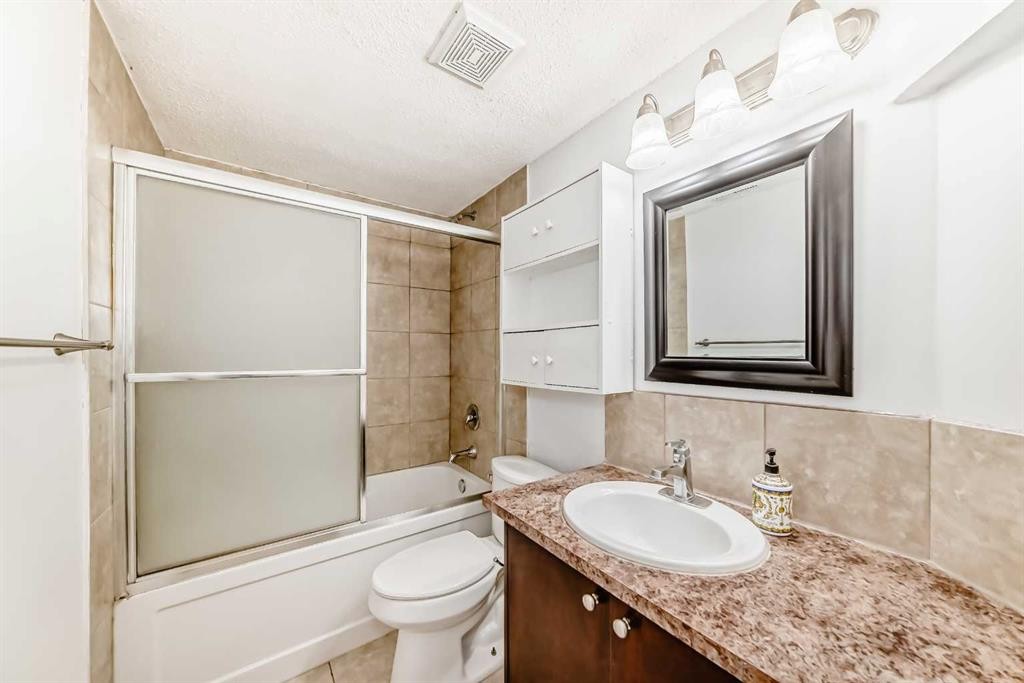 130 Pinemeadow Road Ne, Calgary, AB - Indoor Photo Showing Bathroom