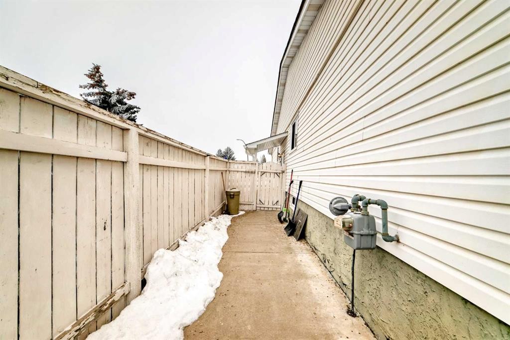 130 Pinemeadow Road Ne, Calgary, AB - Outdoor With Exterior
