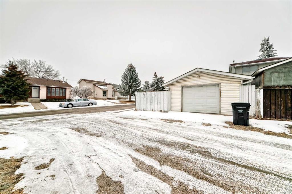 130 Pinemeadow Road Ne, Calgary, AB - Outdoor