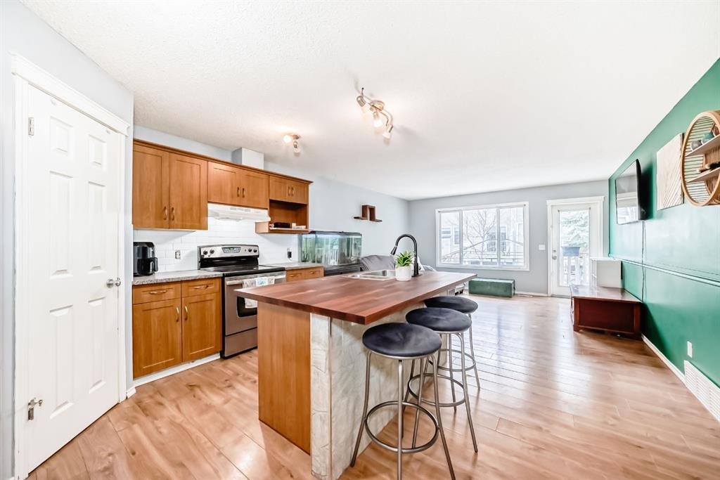 213 Hillvale Crescent, Strathmore, AB - Indoor Photo Showing Kitchen With Double Sink