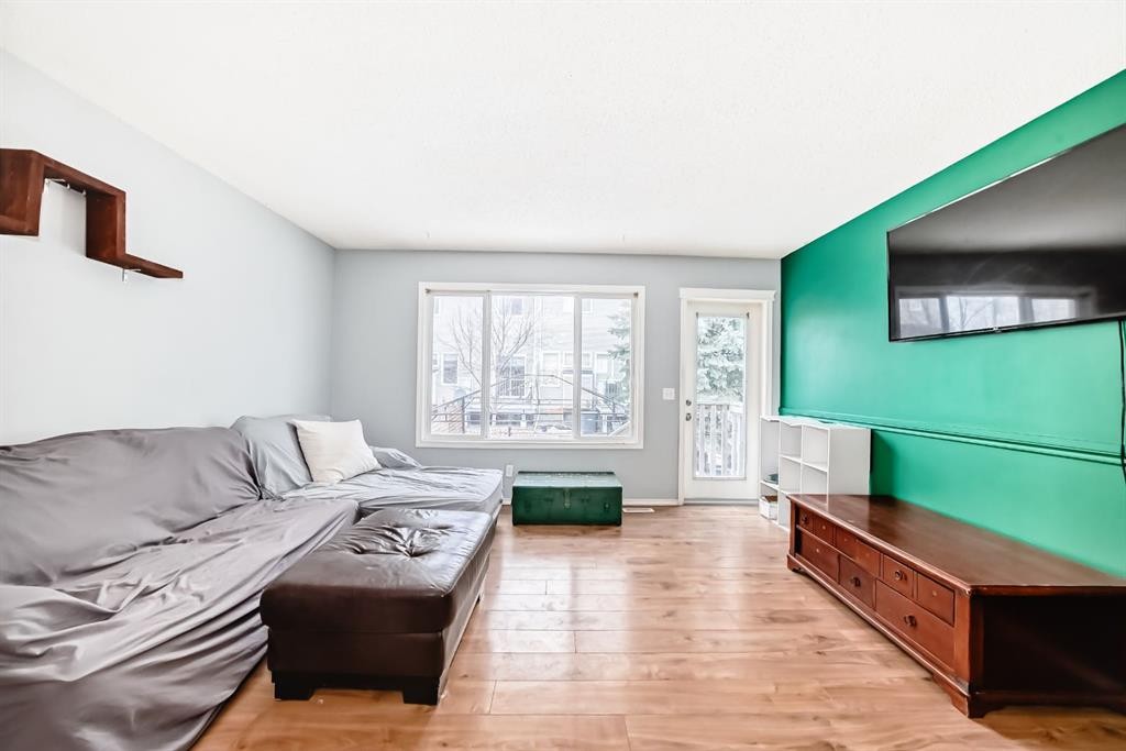 213 Hillvale Crescent, Strathmore, AB - Indoor Photo Showing Living Room