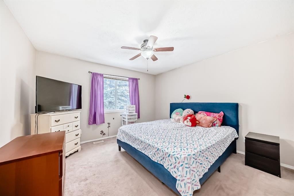 213 Hillvale Crescent, Strathmore, AB - Indoor Photo Showing Bedroom