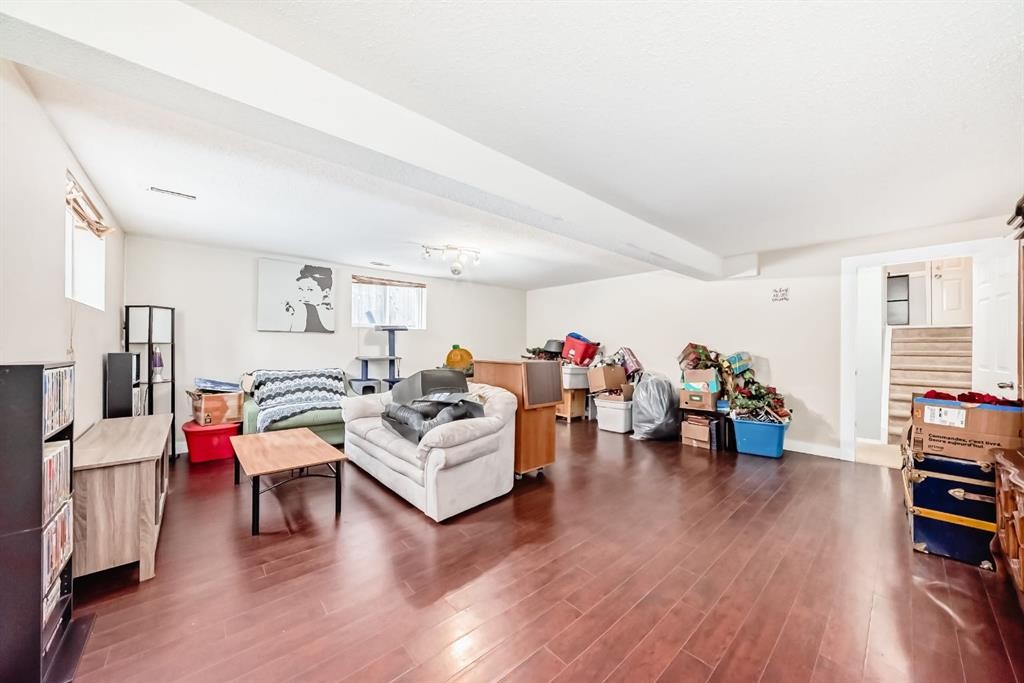 213 Hillvale Crescent, Strathmore, AB - Indoor Photo Showing Living Room