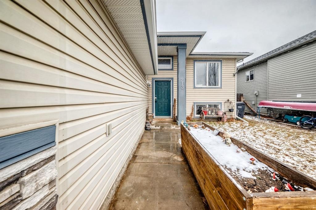 213 Hillvale Crescent, Strathmore, AB - Outdoor