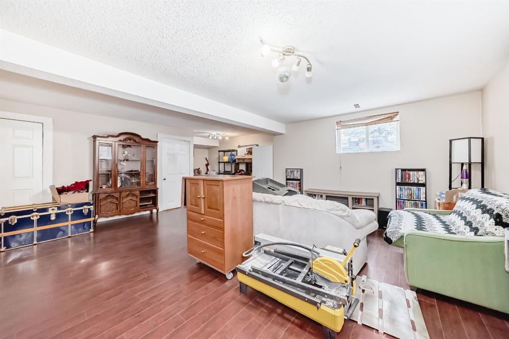 213 Hillvale Crescent, Strathmore, AB - Indoor Photo Showing Other Room