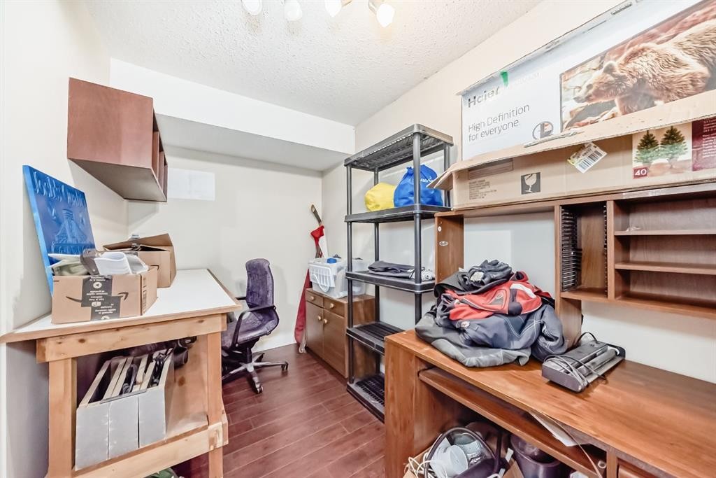 213 Hillvale Crescent, Strathmore, AB - Indoor Photo Showing Office