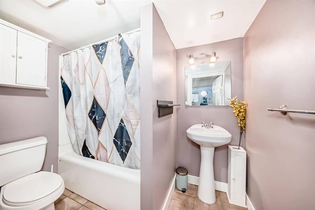 213 Hillvale Crescent, Strathmore, AB - Indoor Photo Showing Bathroom