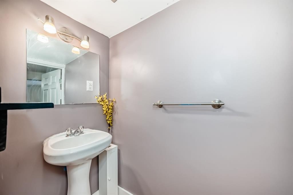 213 Hillvale Crescent, Strathmore, AB - Indoor Photo Showing Bathroom