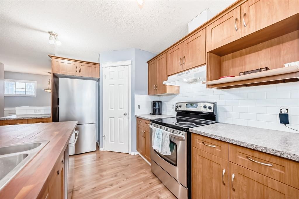 213 Hillvale Crescent, Strathmore, AB - Indoor Photo Showing Kitchen