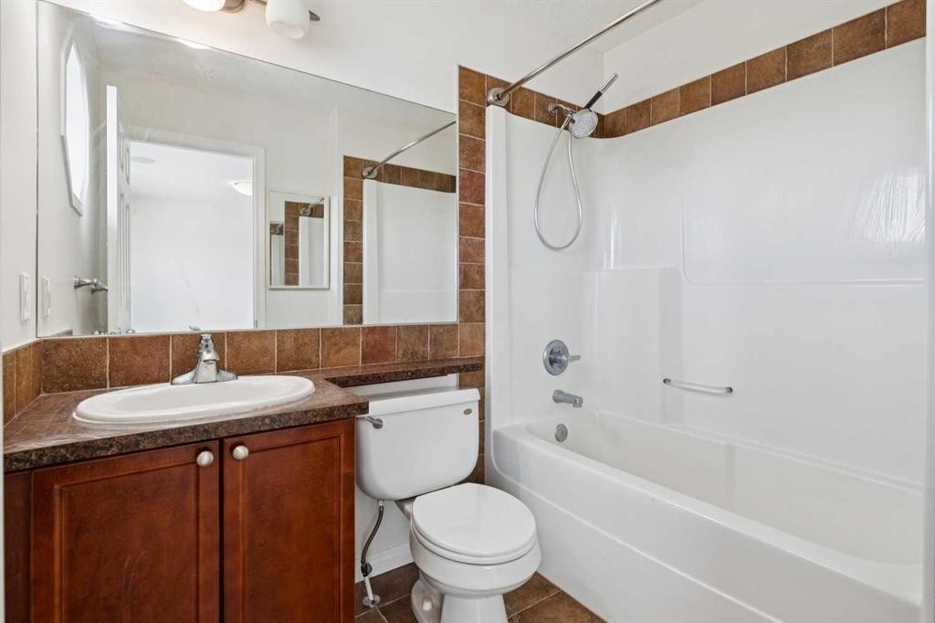 200 Silverado Drive Sw, Calgary, AB - Indoor Photo Showing Bathroom