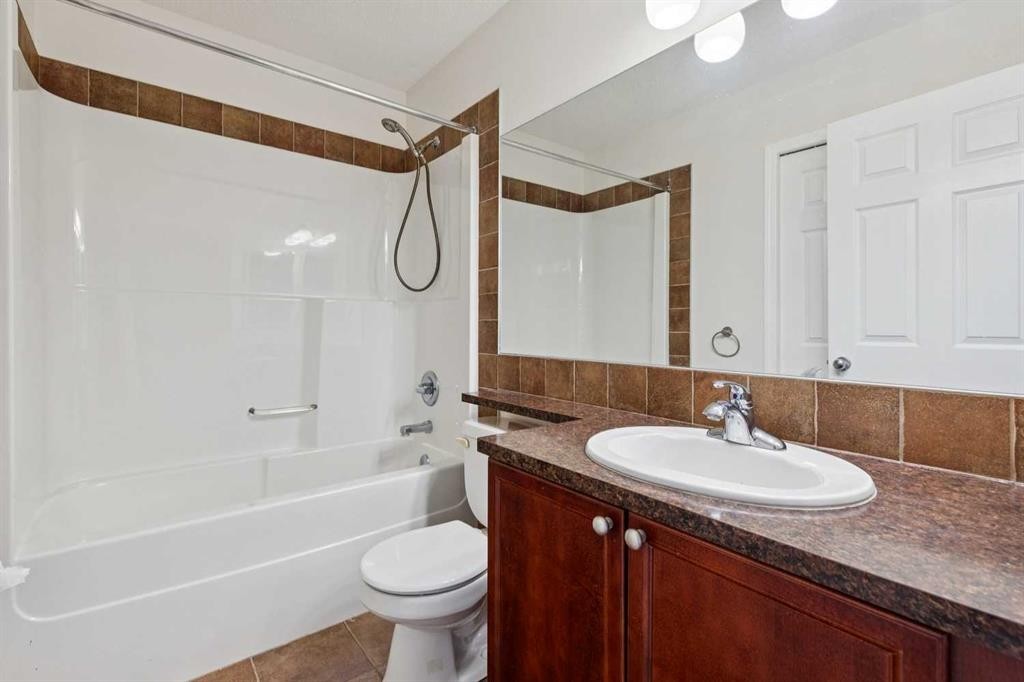 200 Silverado Drive Sw, Calgary, AB - Indoor Photo Showing Bathroom