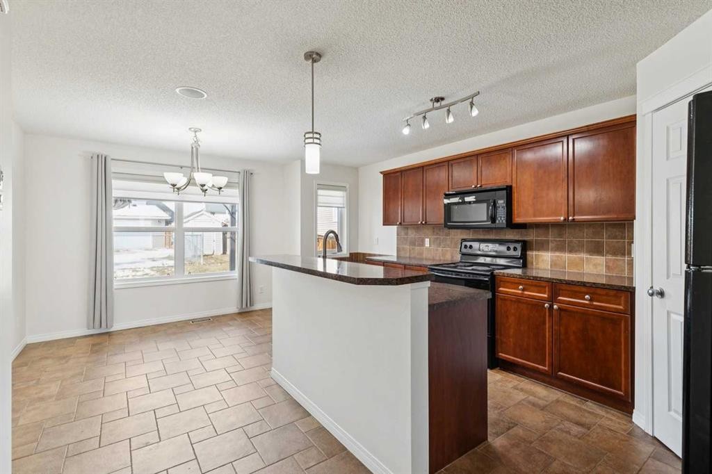 200 Silverado Drive Sw, Calgary, AB - Indoor Photo Showing Kitchen