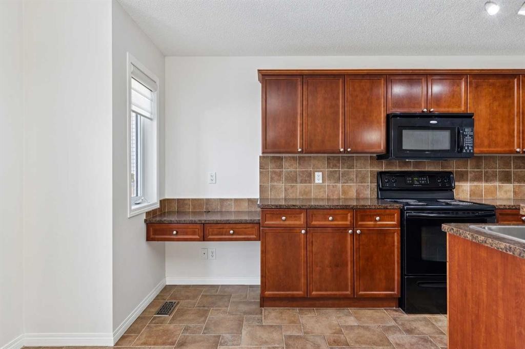 200 Silverado Drive Sw, Calgary, AB - Indoor Photo Showing Kitchen