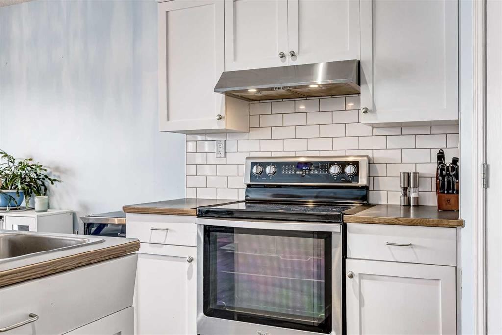 94 New Brighton Circle Se, Calgary, AB - Indoor Photo Showing Kitchen