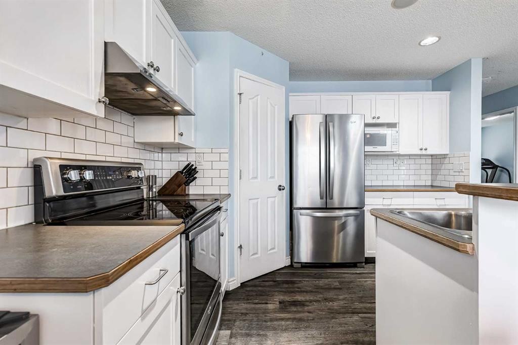 94 New Brighton Circle Se, Calgary, AB - Indoor Photo Showing Kitchen With Stainless Steel Kitchen