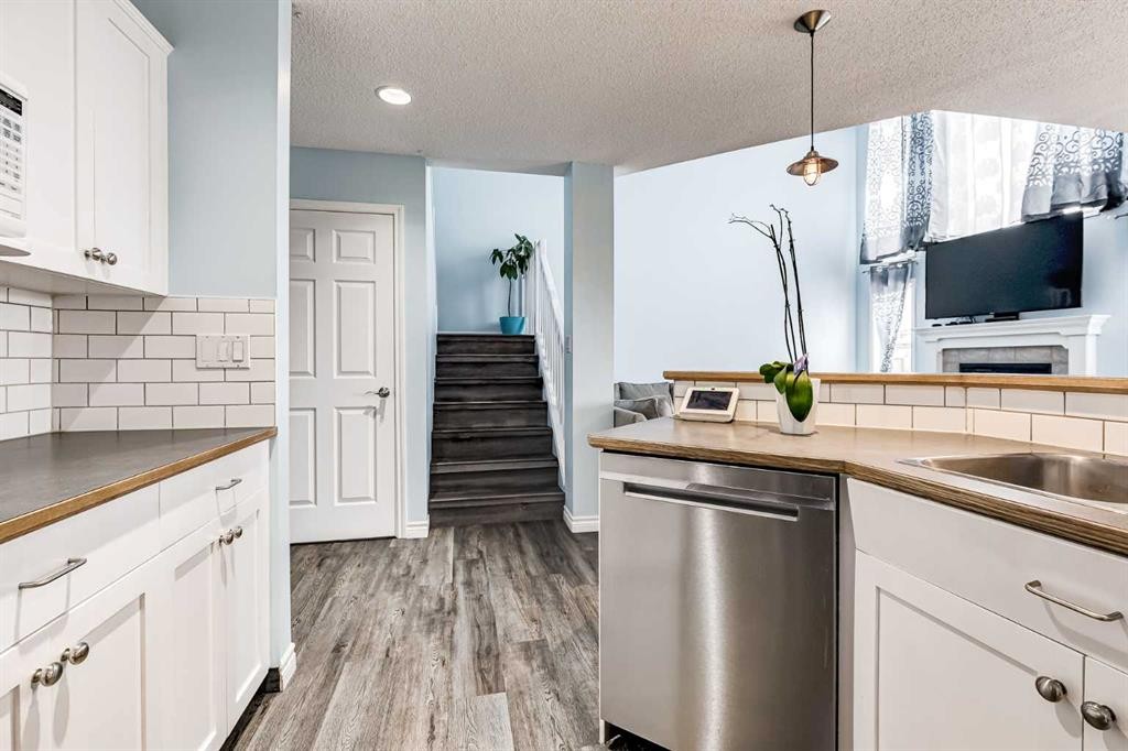 94 New Brighton Circle Se, Calgary, AB - Indoor Photo Showing Kitchen