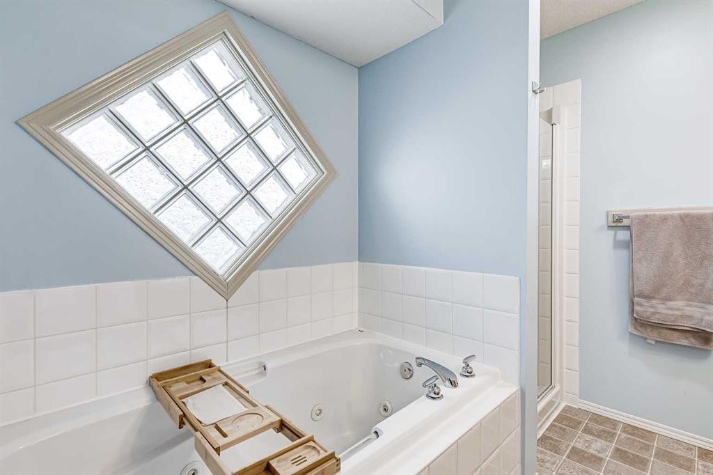 94 New Brighton Circle Se, Calgary, AB - Indoor Photo Showing Bathroom