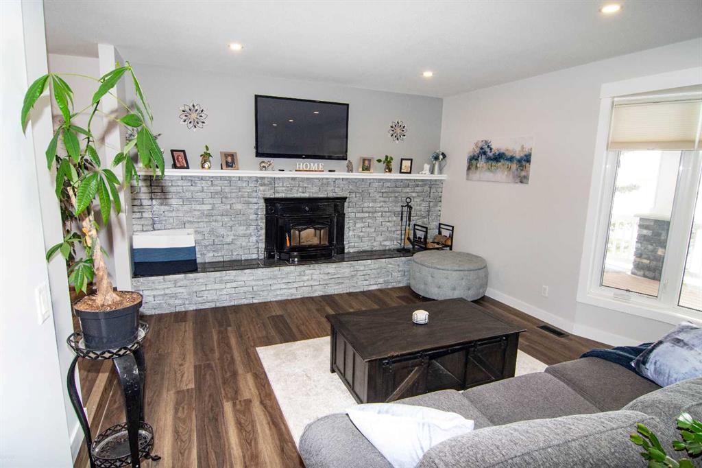 33233 Range Road 284, Rural Mountain View County, AB - Indoor Photo Showing Living Room With Fireplace