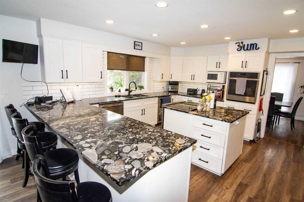 33233 Range Road 284, Rural Mountain View County, AB - Indoor Photo Showing Kitchen With Upgraded Kitchen