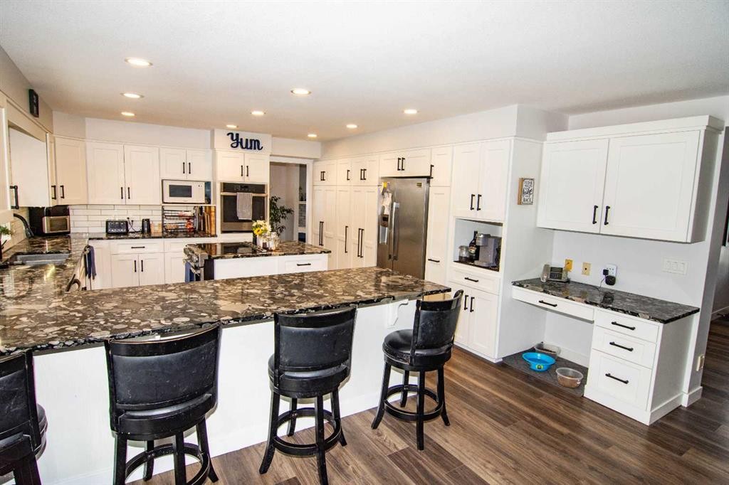 33233 Range Road 284, Rural Mountain View County, AB - Indoor Photo Showing Kitchen With Upgraded Kitchen