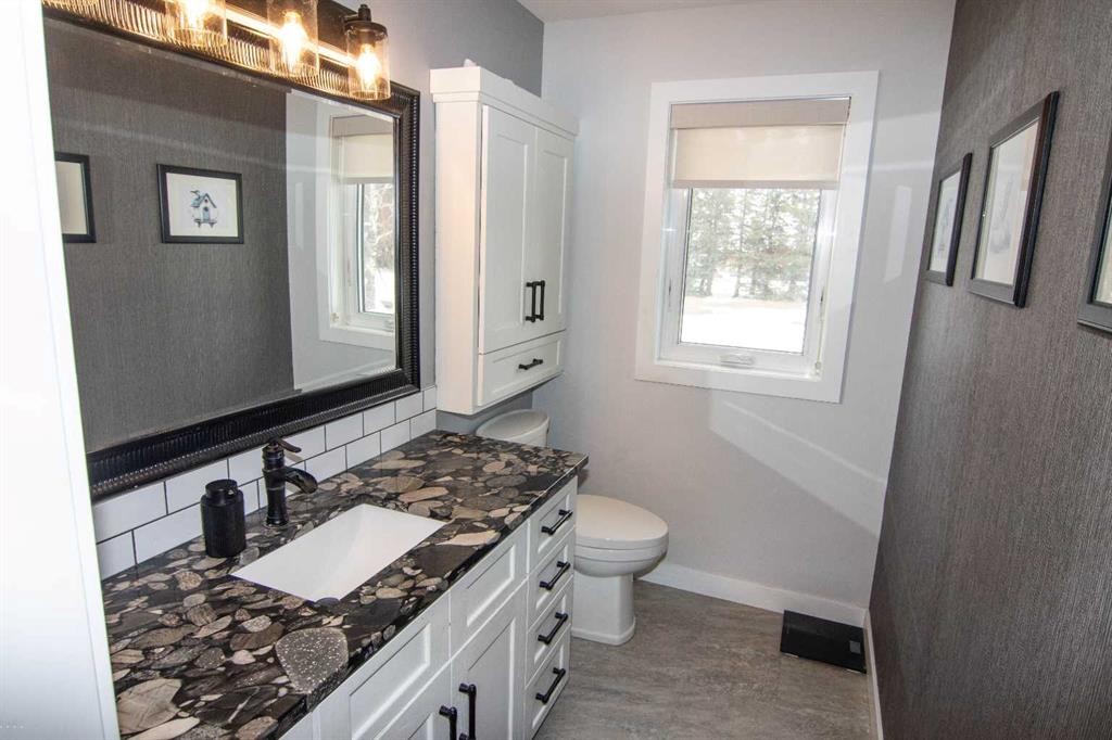 33233 Range Road 284, Rural Mountain View County, AB - Indoor Photo Showing Bathroom