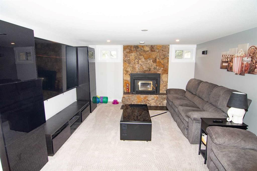 33233 Range Road 284, Rural Mountain View County, AB - Indoor Photo Showing Living Room With Fireplace