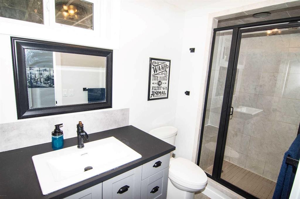 33233 Range Road 284, Rural Mountain View County, AB - Indoor Photo Showing Bathroom