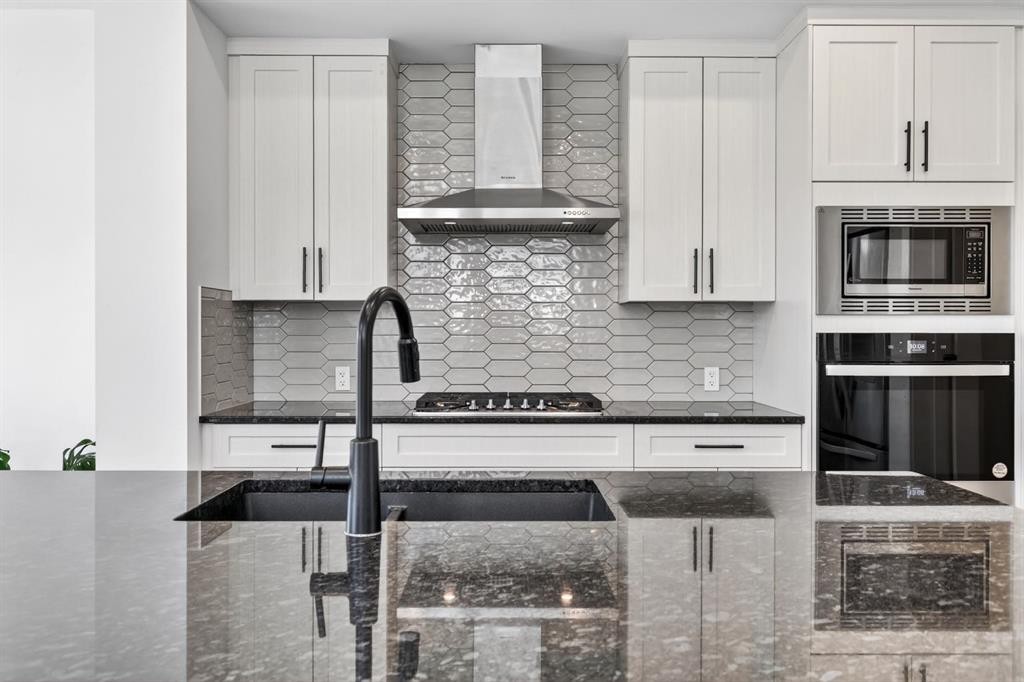 208 Dawson Circle, Chestermere, AB - Indoor Photo Showing Kitchen With Double Sink With Upgraded Kitchen