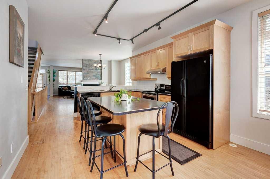 703 52 Avenue Sw, Calgary, AB - Indoor