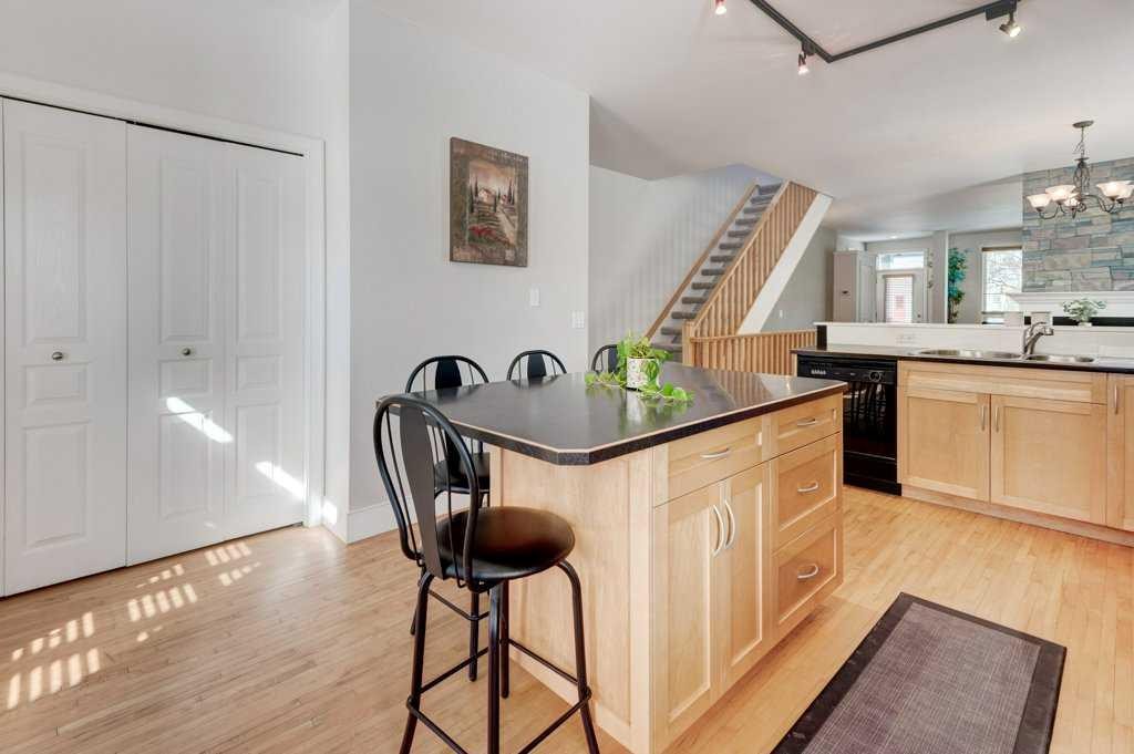 703 52 Avenue Sw, Calgary, AB - Indoor