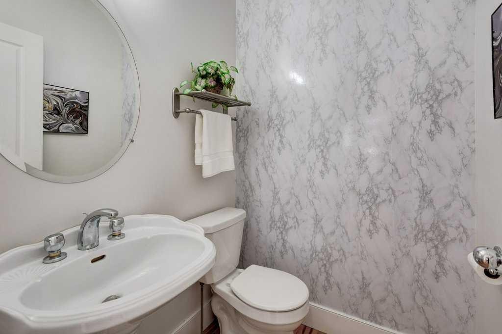 703 52 Avenue Sw, Calgary, AB - Indoor Photo Showing Bathroom