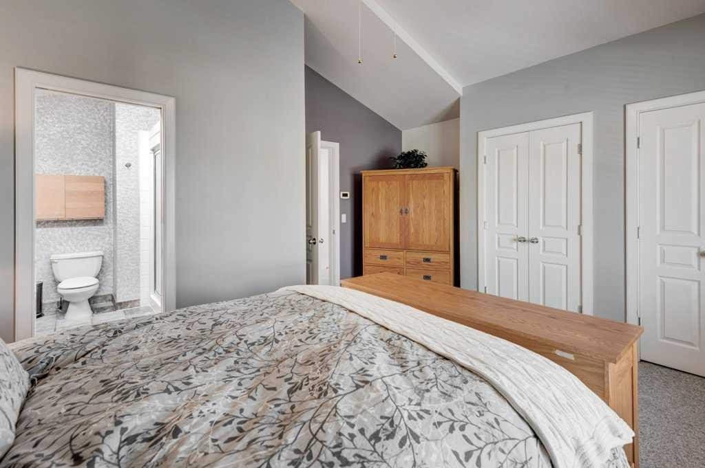 703 52 Avenue Sw, Calgary, AB - Indoor Photo Showing Bedroom