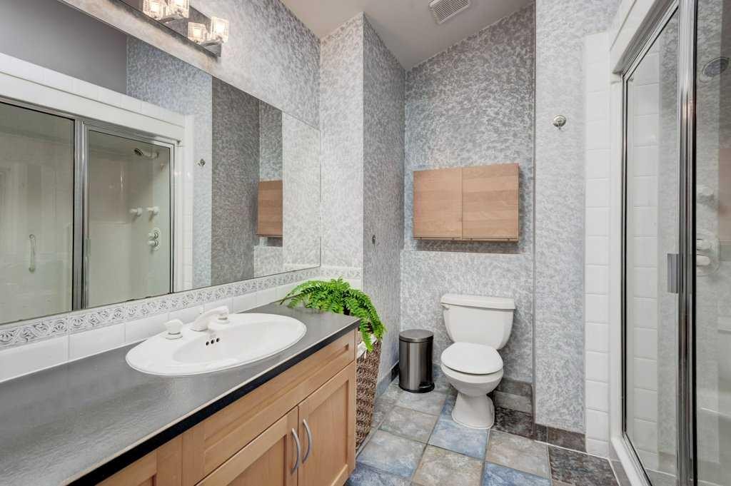 703 52 Avenue Sw, Calgary, AB - Indoor Photo Showing Bathroom