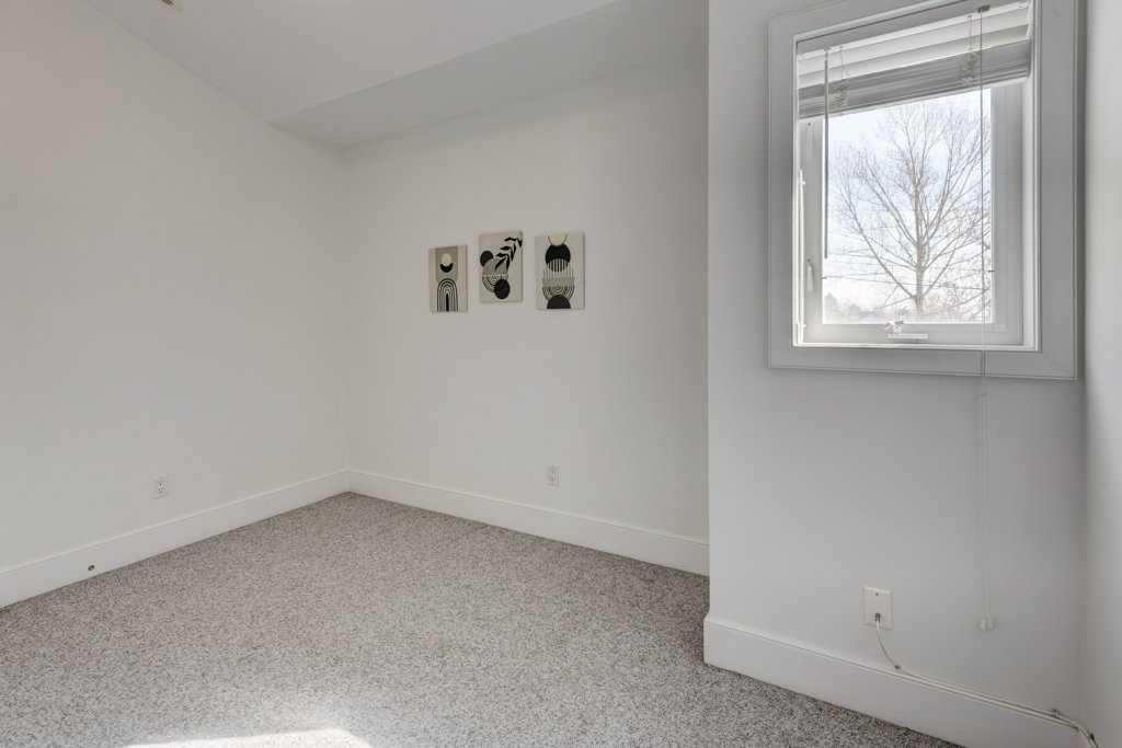 703 52 Avenue Sw, Calgary, AB - Indoor Photo Showing Other Room