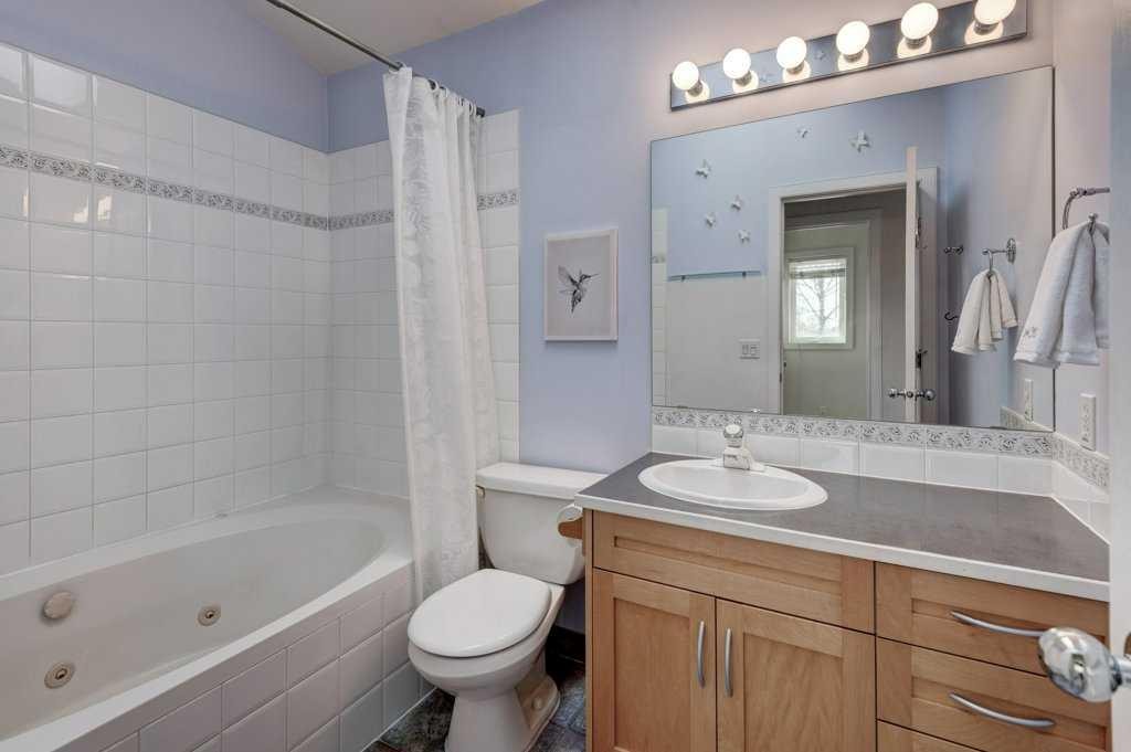 703 52 Avenue Sw, Calgary, AB - Indoor Photo Showing Bathroom