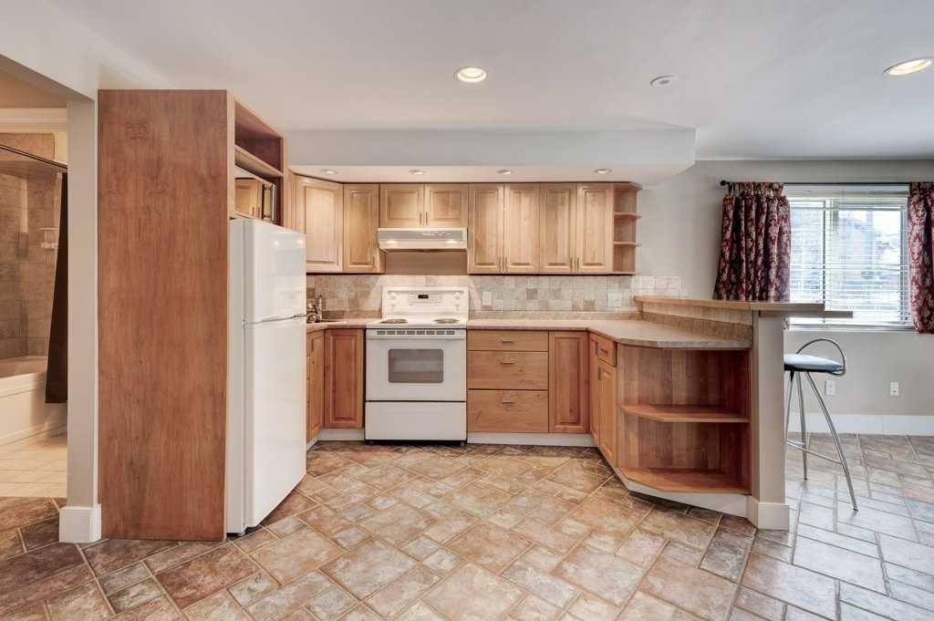 703 52 Avenue Sw, Calgary, AB - Indoor Photo Showing Kitchen