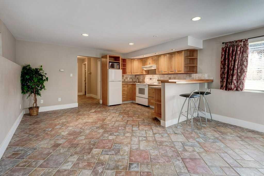 703 52 Avenue Sw, Calgary, AB - Indoor Photo Showing Kitchen