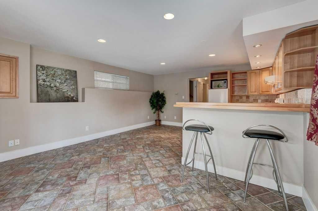 703 52 Avenue Sw, Calgary, AB - Indoor