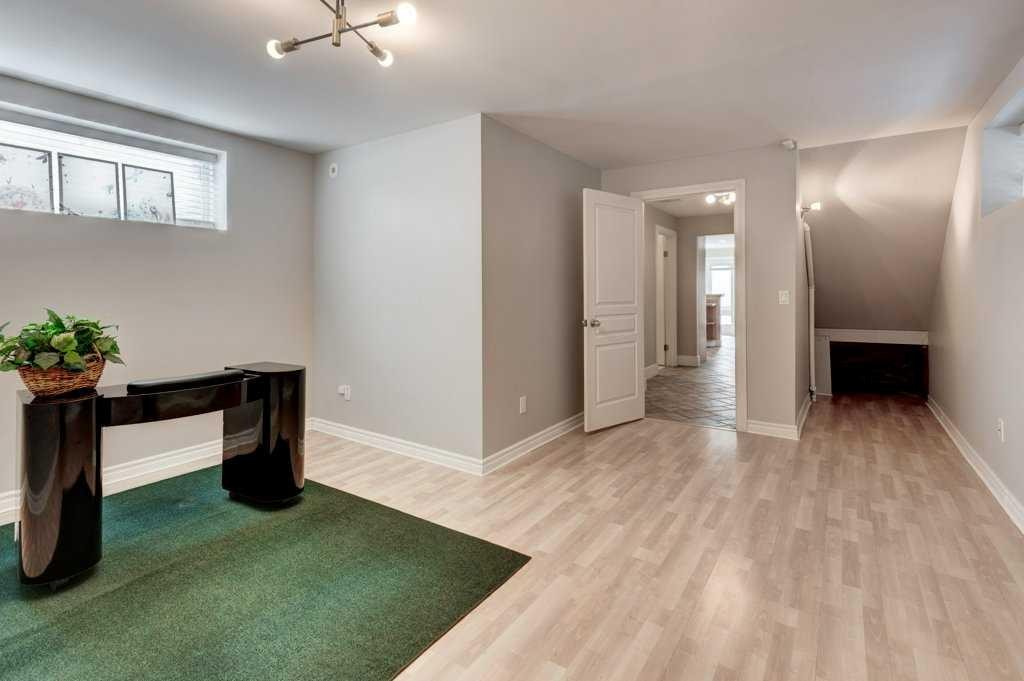 703 52 Avenue Sw, Calgary, AB - Indoor Photo Showing Other Room