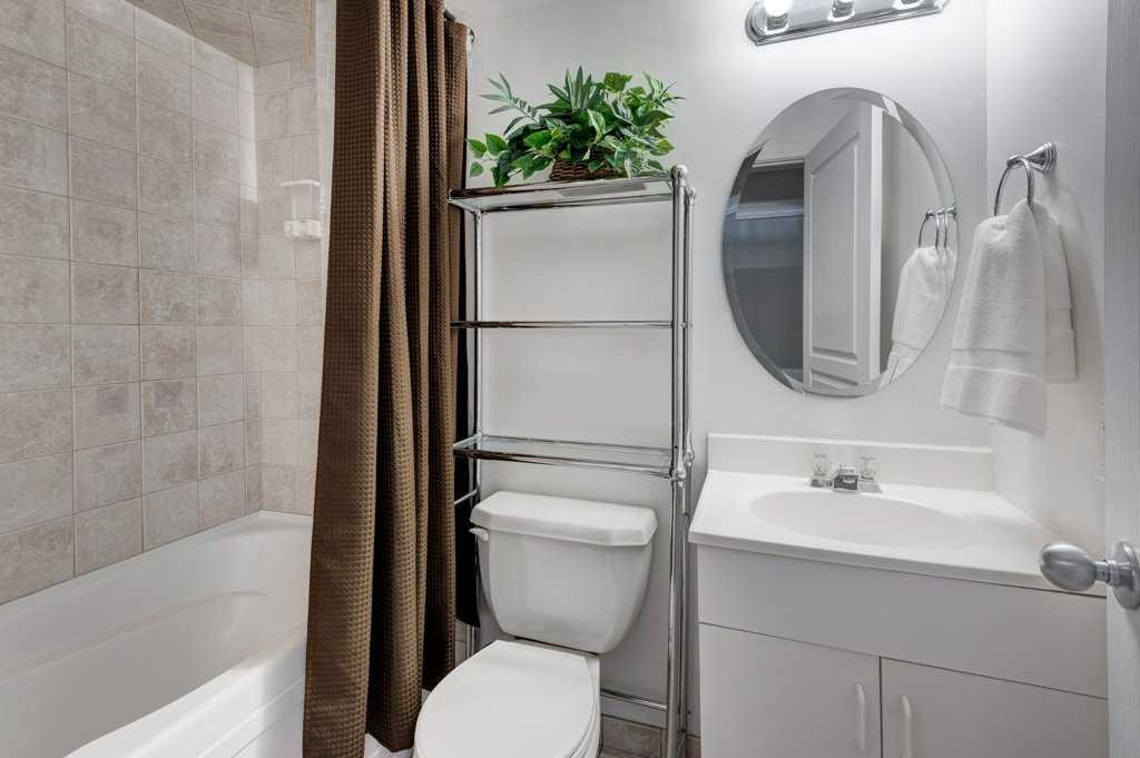 703 52 Avenue Sw, Calgary, AB - Indoor Photo Showing Bathroom