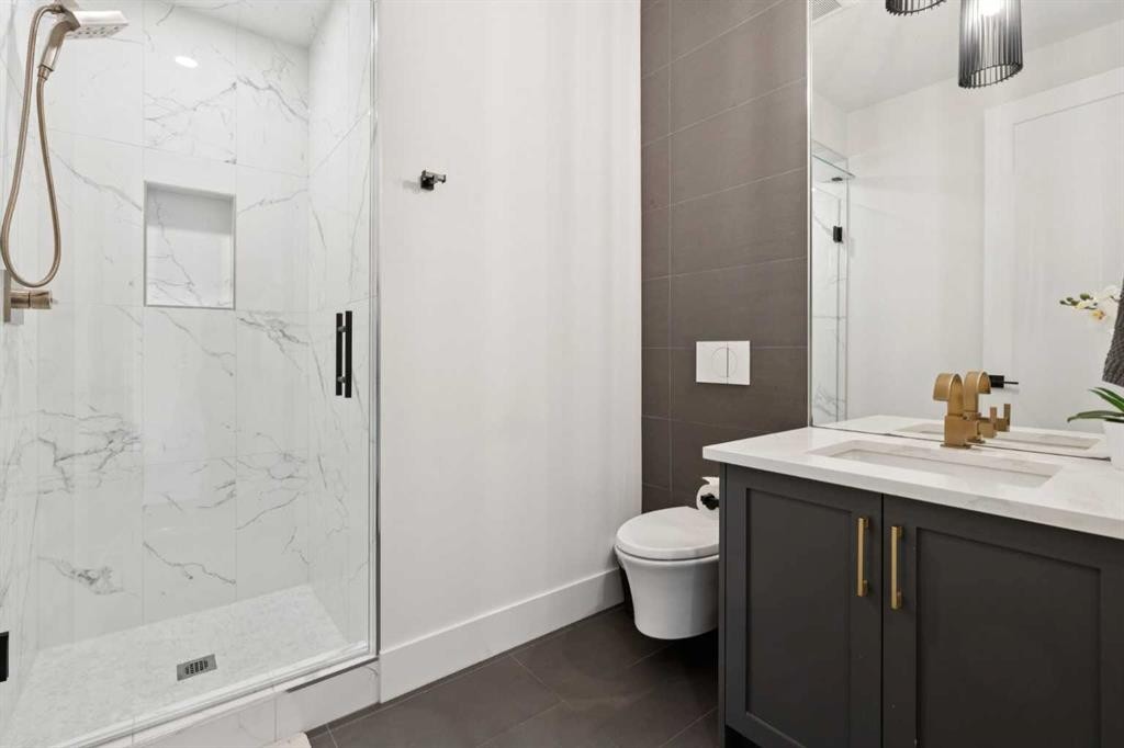 143 Aspen Summit Boulevard Sw, Calgary, AB - Indoor Photo Showing Bathroom