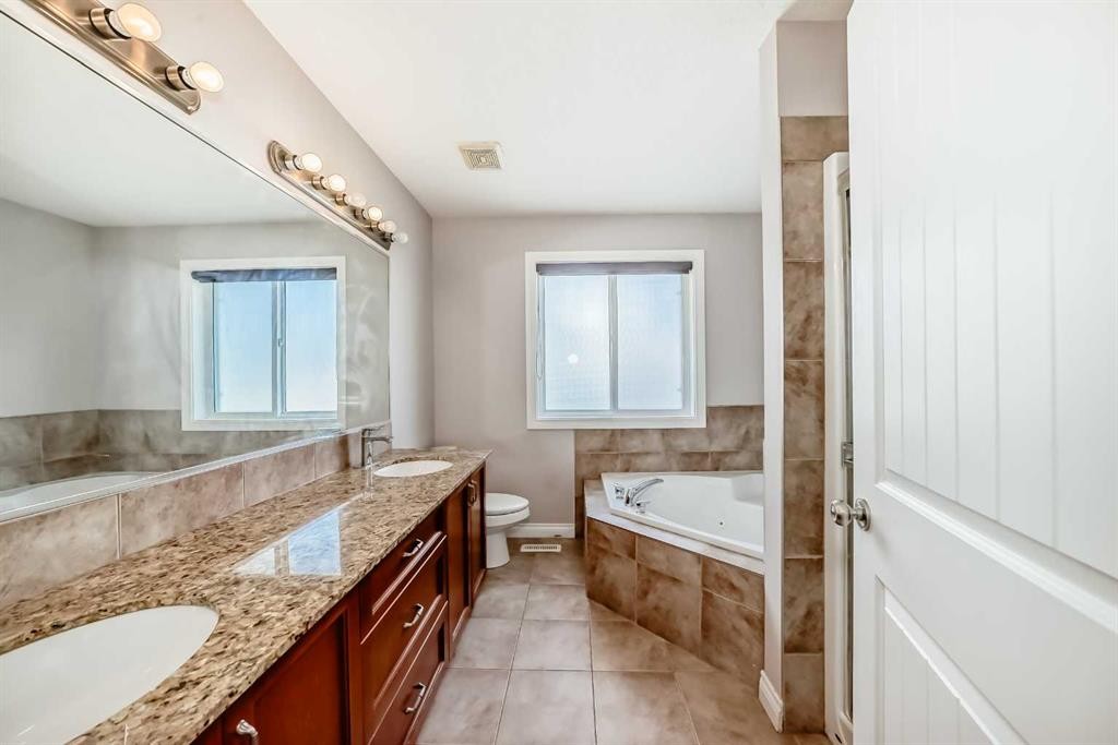 87 Sherwood Circle Nw, Calgary, AB - Indoor Photo Showing Bathroom