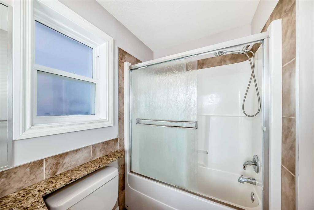 87 Sherwood Circle Nw, Calgary, AB - Indoor Photo Showing Bathroom