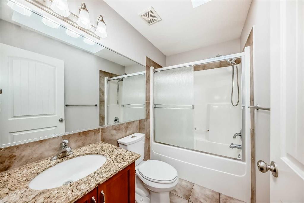 87 Sherwood Circle Nw, Calgary, AB - Indoor Photo Showing Bathroom