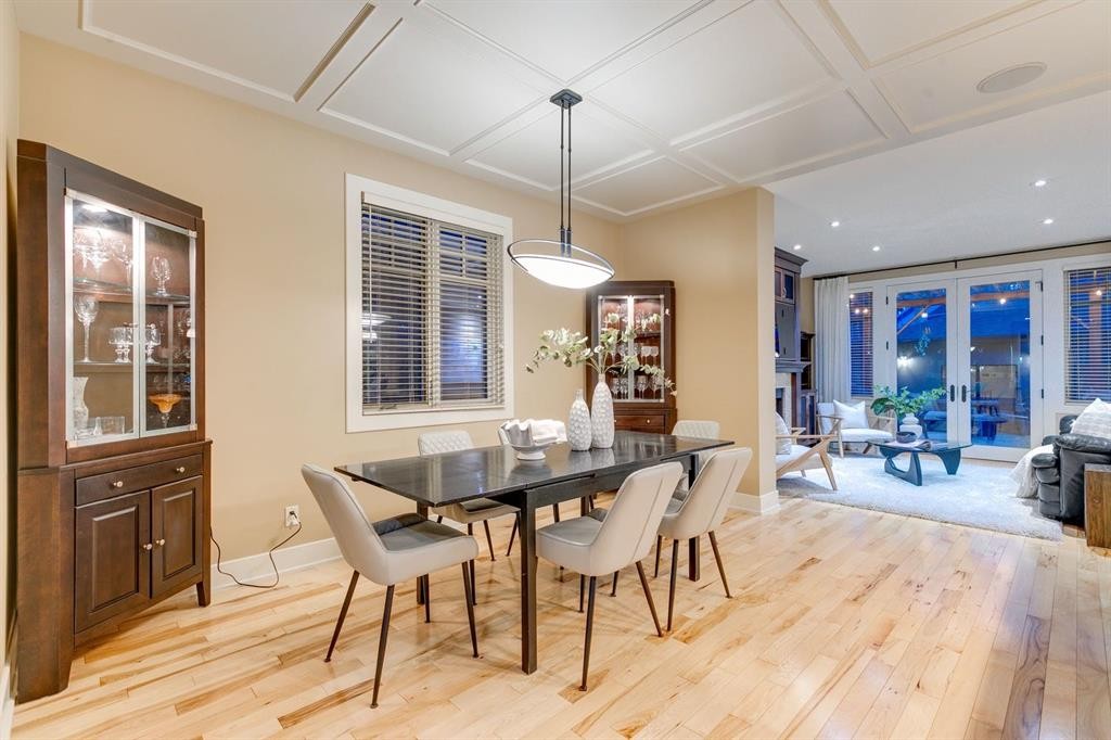 1727 Bowness Road Nw, Calgary, AB - Indoor Photo Showing Dining Room