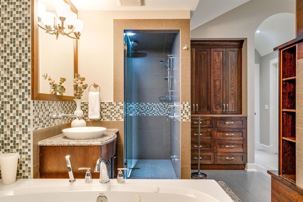 1727 Bowness Road Nw, Calgary, AB - Indoor Photo Showing Bathroom