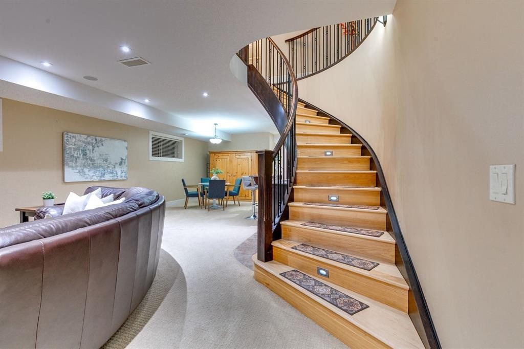 1727 Bowness Road Nw, Calgary, AB - Indoor Photo Showing Other Room