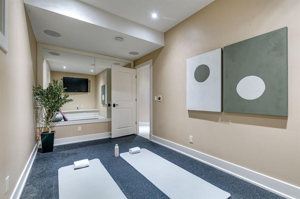 1727 Bowness Road Nw, Calgary, AB - Indoor Photo Showing Other Room