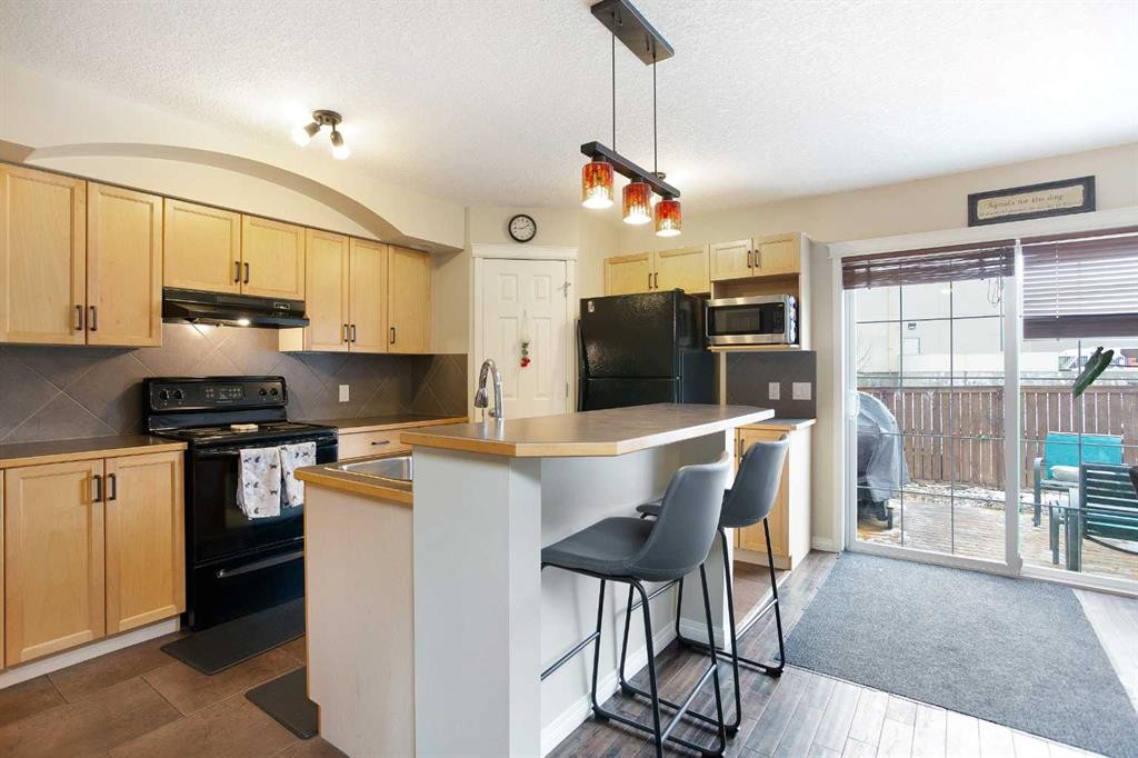 204 Eversyde Circle Sw, Calgary, AB - Indoor Photo Showing Kitchen